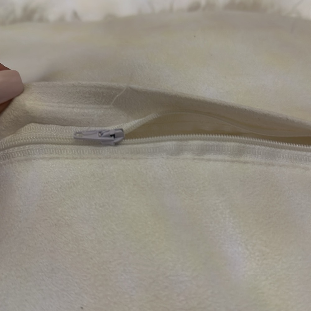 Pillow - Picture 4 of 8